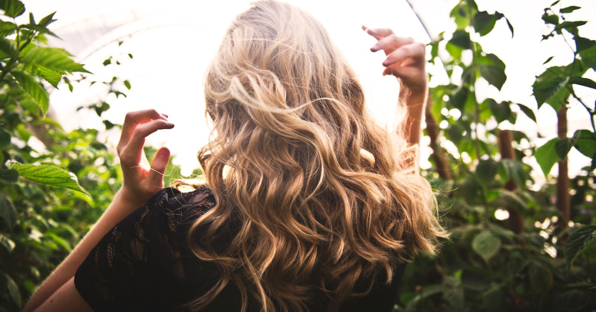 4 „szépségtrükk", ami valójában károsítja a hajadat: azt is mutatjuk, mi az, amivel tényleg jót teszel