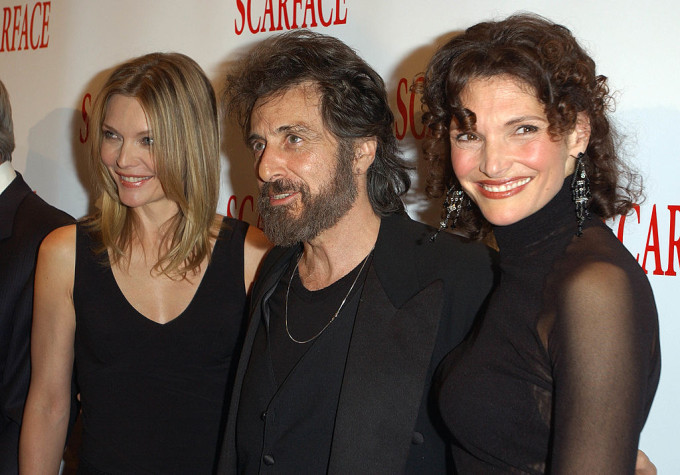 Michelle Pfeiffer, Al Pacino és Mary Elizabeth Mastrantonio színészek megérkeznek a A Sebhelyesarcú 20. évfordulójára rendezett ünnepségre a City Cinemas Theatre-be 2003-ban.