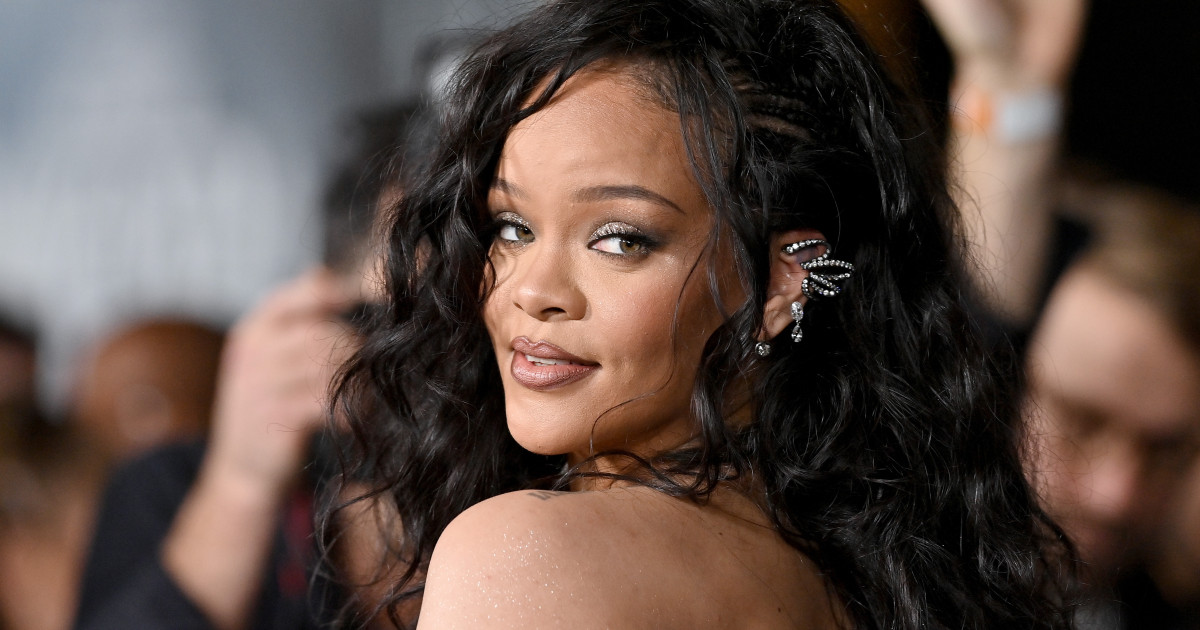 Rihanna szőkére festette a haját: Rachel Green ikonikus frizurájában tündököl